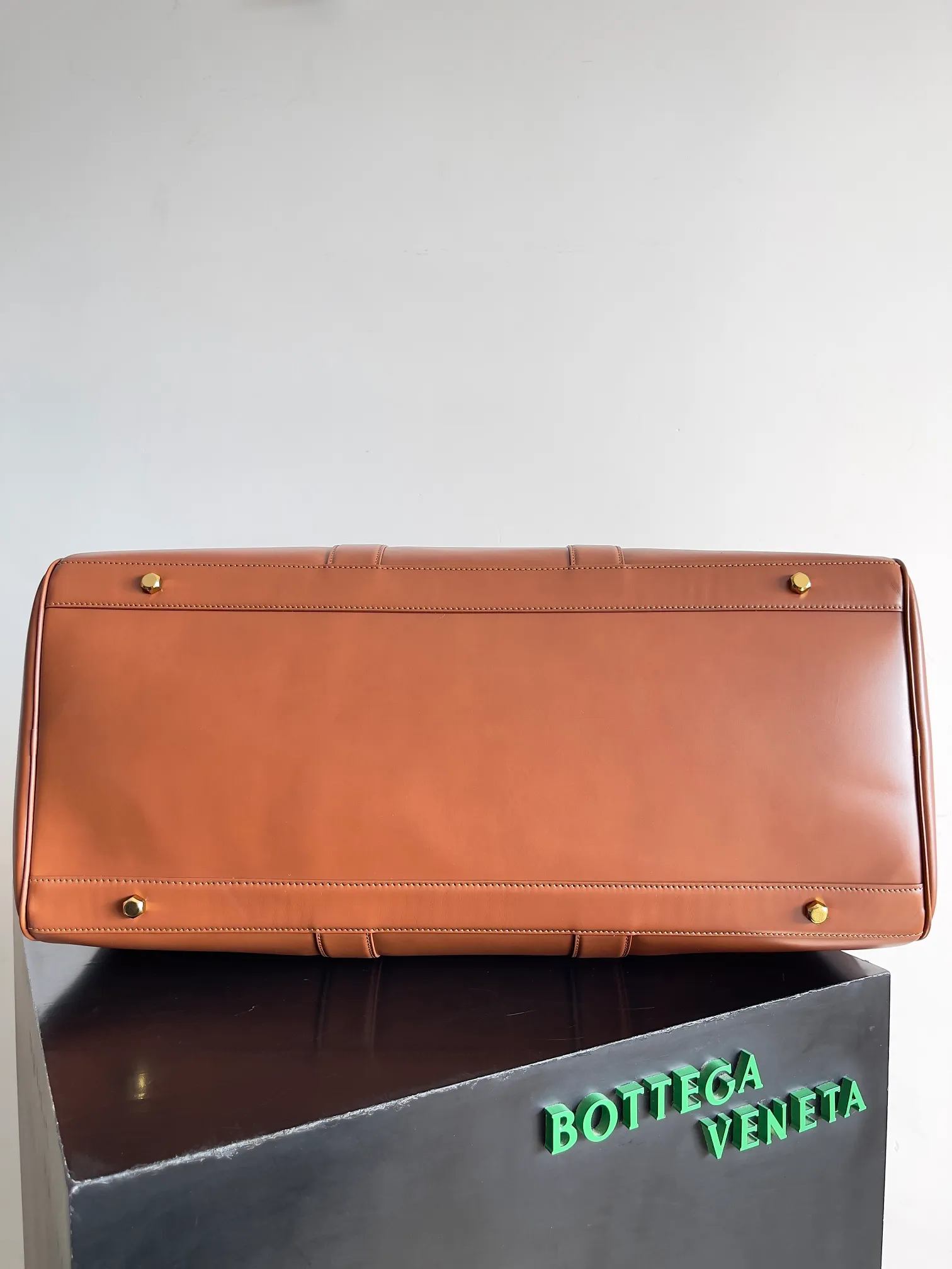 Batch 3240 Bottega Veneta's new travel bag is a super retro glossy leather travel bag with leather piping of the same color, equipped with handles and shoulder straps of the same color, double zipper closure, classic design, simple and elegant, the leather is soft and durable, and it adds a unique texture as time goes by. In terms of capacity, it can fully meet daily needs, and its practicality is perfect💯. Carrying it on your back will always turn heads when you go out. Style number: 795287 (650066) Size: 55*29*24cm